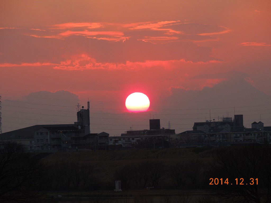 日の入り（右側に富士山）